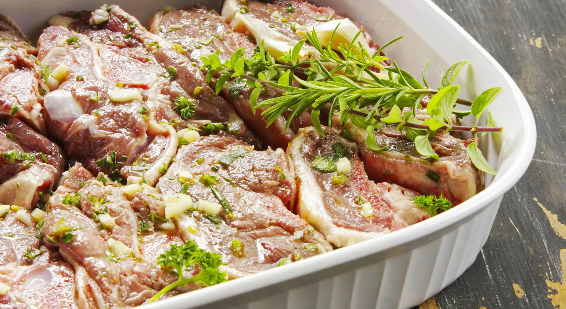 Come marinare la carne per la grigliata perfetta