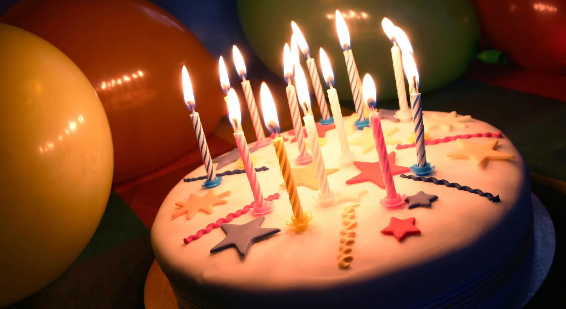 Geburtstagsfeier, wie man das Haus und den Tisch dekoriert